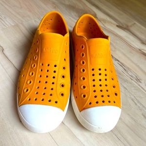 Natives Jefferson burnt orange slide on’s